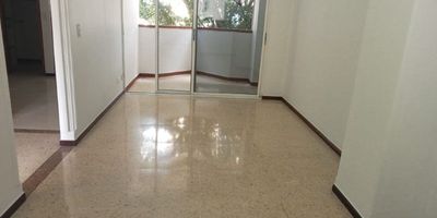 Codigo 27390. ? Apartamento en venta ubicado en Medellín sector Laureles Primer Parque? Características del Inmueble:• 1 nivel• 2 Habitaciones (ambas con vestier)• 2 Baños (principal con cabina en vidrio templado)• Sala - Comedor• Cocina abierta integral (cubierta a gas y campana)• Mesón en acero inoxidable• Zona de ropas• Balcón• Parqueadero sencillo• Red de gas y servicios públicos? Descripción:Este amplio y luminoso apartamento en Laureles, a pasos del Primer Parque, combina comodidad y ubicación estratégica en uno de los sectores más apetecidos de Medellín. Con un diseño funcional y espacios bien distribuidos, se adapta perfectamente a quienes buscan un hogar acogedor, con potencial para personalizar o invertir.El inmueble se encuentra desocupado, lo que permite una disponibilidad inmediata para mudanza o reformas. Ideal para vivir o como inversión rentable.? Entorno y Ubicación:Ubicado cerca del Primer Parque de Laureles, a solo metros de la Avenida Jardín, con fácil acceso a Carulla, Euro y la Zona Rosa de Laureles. Esta zona residencial de estrato 5 se destaca por su tranquilidad, excelente conectividad y una oferta variada de gastronomía, supermercados, comercio y vida cultural.? Zonas Comunes:• Portería 24 horas• Edificio con ascensor? Nota:• Administración mensual: $558.000• Valor de venta: $490.000.000• Inmueble desocupado y con disponibilidad inmediata• Baños y cocina en buen estado, listos para habitar o renovar a gusto