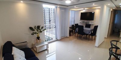 Apartamento amoblado para estrenar, listo para vivir con todas las comodidades; con un área de 56 metros, consta de sala, comedor, estudio abierto, cocina integral, pantry, área de labores, pisos en porcelanato, hall de alcobas, dos alcobas con sus closets, principal con baño interno,  baño auxiliar, escaleras de acceso amplias y cómodas, conjunto cuenta con  piscina, juegos infantiles, salón social, canchas deportivas, zonas verdes, zona bbq, shut de basuras, vigilancia 24/7 excelente ubicación en Alameda del Río.
