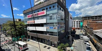 Se alquila casa en itagui centro, ubicado al frente del centro comercial la gran manzana, piso 4to, cuenta con un area de 80 mts, 2 habitaciones, 2 baños, balcon, 2 closets. Excelentes rutas de transporte y su ubicacion es a solo una cuadra del parque de itagui.
