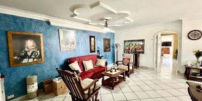 Disfruta de un apartamento tranquilo, fresco, rodeado de árboles y parques lineales; con un diseño que brinda iluminación ventilación natural y mayor independencia. Amplios espacios, ya que cuenta con 162.69m2 y excelente distribución, 4 habitaciones, la principal con baño, 3 de ellas con closet con closet y la cuarta habilitada como estudio biblioteca, 1 baño adicional, sala, comedor, sala de estar, cocina, zona de ropas y alcoba de servicio. Cuenta además con parqueadero cubierto y closet tipo cuarto útil. Unidad con parqueadero de visitantes, zonas verdes y portería 24h. Ubicación estratégica, cerca a centros comerciales, bancos, supermercados, colegios, iglesia, fáciles vías de acceso y transporte público, cerca la avenida regional, y a la estación del metro.