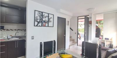 Descubre esta espectacular casa esquinera en venta en Pereira, ubicada en un conjunto cerrado con vigilancia 24 horas, varias piscinas, zonas deportivas, áreas sociales y amplios espacios verdes para toda la familia. Con 66 m² construidos, ofrece 3 cómodas habitaciones, 2 baños, cocina integral moderna, aire acondicionado, armarios empotrados y una hermosa vista panorámica. El garaje está ubicado en el antejardín de la casa, brindando comodidad y seguridad. Además, su ubicación es inmejorable: sobre vía principal y con acceso directo al Megabús desde la portería, lo que garantiza excelente conexión con toda la ciudad. ¡La oportunidad perfecta para vivir con estilo, confort y ubicación privilegiada en el corazón de Risaralda!
