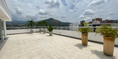 En el Oeste de Cali, en exclusivo condominio, se vende penthouse dúplex de 326 m2, con lujosos y modernos acabados que consta en el primer nivel de amplio salón comedor, con acceso a balcón terraza y bella vista sobre la ciudad, moderna cocina abierta, equipada  con estufa de 5 boquillas y horno a gas, lava-vajillas, finos muebles, barra estilo americano, 3 cuartos,  cada uno con baño privado, el principal con vestier, hall de alcobas o sala de tv., baño social, espacio  pequeño para  taller o depósito.  En el segundo nivel está la zona de lavandería, el cuarto de servicio con baño, salón social y gran terraza abierta con espectacular vista panorámica, 2 parqueaderos paralelos en sótano y cuarto útil. El edificio tiene portería, hall de recepción, piscina, jacuzzi, zona húmeda, cancha de squash, micro futbol, etc., zonas verdes, gimnasio, juegos infantiles,  2 ascensores, zona de gymboree, planta eléctrica total. Administraciòn mensual $816.000, por pronto pago. 