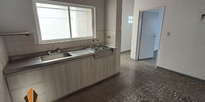 Casa comercial en arriendo en Simón Bolívar, Laureles.  
Ideal para negocios o servicios profesionales. Esta casa en segundo piso, ubicada en una zona estratégica de Laureles, cuenta con 120 m² distribuidos en 4 espaciosas habitaciones más habitación y baño de servicio, 3 baños, cocina sencilla, patio interior y balcón.

Excelente ubicación cerca de la iglesia La Chiquinquirá y a solo dos cuadras de Viva Laureles, con fácil acceso por la Avenida 80. Espacios versátiles para oficinas, consultorios o academias. Zona comercial y residencial de alto flujo peatonal.
¡Contáctanos para más información y agenda tu visita!