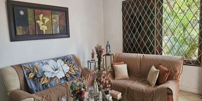 En el corazón del barrio Chiquinquirá, donde las tradiciones aún se viven en familia, se encuentra esta casa de 166 m² construidos en un lote de 362 m². Con 3 habitaciones, 1 baño, gran sala con estar, comedor independiente amplio y cocina cerrada, es el hogar perfecto para seguir construyendo recuerdos. El Patio enorme parcialmente cubierto con  baño externo es ideal para reuniones familiares, zona de juegos o inclusive montar tu taller o emprendimiento. Tiene una terraza encantadora para disfrutar del atardecer, además garaje cubierto.  Cerca de la emblemática Iglesia de Chiquinquirá, el Parque Almendra, el Parque Universal y rodeada de colegios  como el Distrital José Eusebio Caro y el Sagrado Corazón de Jesús. Además, tienes a la mano supermercados como ARA y Éxito. Es Estrato 3.  Esta propiedad lo tiene todo, espacios amplios, estructura sólida y un potencial para quienes buscan vivir cómodamente, invertir con visión o emprender con propósito. Contáctame hoy y agenda tu cita!!!