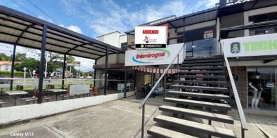 ¡Impulsa tu marca en una ubicación estratégica! Se alquila amplio local comercial ubicado en segundo piso en el barrio Ventino, sector Alfaguara de Jamundí, justo frente al Centro Comercial Chipaya Plaza y al supermercado La Gran Colombia. Una zona de alto flujo peatonal y vehicular, ideal para posicionar tu negocio. Características del local: Espacio amplio con vitrina de exhibición. Baño privado. Área cerrada adaptable como oficina o depósito. Servicios públicos disponibles: agua, energía y gas. Fachada con ventanales de vidrio que ofrecen excelente visibilidad y entrada de luz natural. Beneficios de la ubicación: Zona comercial en constante crecimiento y alta valorización. Proximidad a centros comerciales, supermercados y otros negocios consolidados. Fácil acceso y excelente conectividad. Este local es perfecto para marcas que buscan destacarse en un entorno dinámico y de gran afluencia.

¡No pierdas esta oportunidad! Para más información, agendar una visita, contáctanos .
