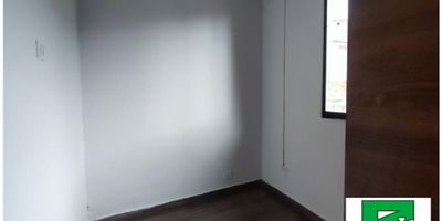 Exclusivo inmueble disponible para venta en la vibrante ciudad de Medellín, una de las ciudades más prósperas y con mayor crecimiento en Colombia. Ubicado en el popular barrio de la ciudad, esta casa cuenta con una excelente ubicación y fácil acceso a las principales vías y servicios.

La propiedad cuenta con un área de terreno de 70 M2 y un área construida de 70 M2, con un diseño moderno y funcional que aprovecha al máximo cada espacio. Además, su área privada de 70 M2 ofrece un ambiente acogedor y confortable para ti y tu familia.

En su interior, encontrarás 3 habitaciones amplias y ventiladas, ideales para descansar y relajarte después de un largo día de trabajo. También cuenta con 2 baños completos, uno de ellos en la habitación principal, que te brindarán la comodidad que necesitas en tu día a día.

Una de las principales ventajas de esta casa es que está diseñada para ser el hogar perfecto para tu mascota. Con su política de admisión de mascotas, podrás compartir momentos especiales con tu compañero peludo sin preocupaciones.

Su acabados de primera calidad y su excelente distribución, te permitirá disfrutar de una experiencia única en cada espacio de la casa. Cuenta con armarios empotrados en cada habitación, que te ayudarán a mantener todo en orden y aprovechar al máximo el espacio disponible.

En su sala de estar, podrás disfrutar de una hermosa vista panorámica de la ciudad, mientras compartes momentos inolvidables con tus seres queridos. Además, su amplio balcón te permitirá disfrutar del clima y la tranquilidad de la zona.

Prepárate para sorprender a tus invitados con una deliciosa comida en la cocina integral de estilo americano, equipada con todo lo necesario para que puedas cocinar tus platillos favoritos. Cuenta con doble ventana que aporta una excelente iluminación y ventilación natural en todo momento.

También cuenta con calentador y gas domiciliario, lo que te permitirá disfrutar de una temperatura agr