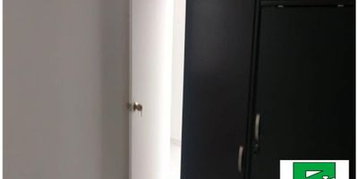 Vendo amplia y comoda casa en buen sector de medellin barrio pedregal con buen trasporte publico cerca, comercio cerca con el parque de pedregal a 5 minutos.

CARACTERISTICAS

2 ALCOBAS
1 CLÓSET
BALCÓN
SALA COMEDOR
ZONA DE ROPAS
TERRAZA
COCINA SEMINTEGRAL
RED DE GAS
BAÑO ENCHAPADO
3 PISO
