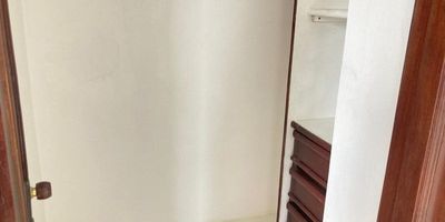 Apartamento de 3 Habitaciones con Balcones y Excelente Ubicación

Este amplio y luminoso apartamento ofrece una distribución funcional y espacios generosos, ideal para familias o quienes buscan comodidad y buena ubicación. Cuenta con tres habitaciones, incluida una habitación principal con baño privado y acceso a balcón privado, perfecta para disfrutar de momentos de tranquilidad.

La zona social es amplia, con sala-comedor integrada, un baño social de fácil acceso y un balcón adicional que aporta luz natural y ventilación. La cocina es integral, con diseño moderno y excelente capacidad de almacenamiento, e incluye cuarto y baño de servicio, brindando mayor funcionalidad y confort.

Además, dispone de dos garajes y se encuentra ubicado en una zona estratégica, cerca de parques, centros empresariales, restaurantes y zonas comerciales, lo que permite disfrutar de una excelente calidad de vida sin inmediatez ni ruido excesivo.