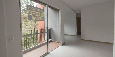 Apartamento en arriendo, cuenta con 64 mt en el sector de Rionegro, consta de 2 habitaciones, 2 baños, sala comedor, balcón, cocina integral y zona de lavandería. Tiene piso cerámico en habitaciones, zona social, baños y cocina. El conjunto cuenta con vigilancia privada las 24 horas, excelentes zonas comunes para el disfrute de toda la familia, cerca de los centros comerciales, colegios, restaurantes, buenas rutas de acceso y facilidad de abordaje al transporte público.