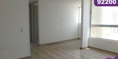 Apartamento en arriendo, ubicado en el sector de Ciudad de Mallorquín, al norte de la Ciudad de Barranquilla, cerca de la Ciénaga de Mallorquín, en un edificio con vigilancia privada las 24 Horas y zonas sociales de entretenimiento, piscina, zona infantil, salón comunal, el edificio cuenta con 12 pisos, el apartamento se encuentra ubicado en el piso 4, con un área aproximada de 57 mt2, distribuidos en 2 habitaciones, 2 baños, la habitación principal cuenta con baño interno, estudio, sala-comedor, cocina equipada y zona de labores, buena distribución en sus áreas con buenos y modernos acabados, es fresco y acogedor, su entorno es tranquilo, residencial con cómodas vías de acceso y facilidad al transporte publico cercano, sobre el sector puede encontrar, parques, colegios, supermercados, clínicas, centro comercial y a la universidad del norte.