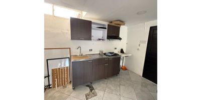 Se vende impresionante edificio ubicado en la hermosa ciudad de Medellín, en el departamento de Antioquia. Este increíble inmueble cuenta con un área construida de 720 M2, distribuidos en un amplio espacio de 720 M2 de área privada. Ideal para invertir en un lugar con todas las comodidades que se necesitan para vivir o emprender un negocio.

Con un total de 5 alcobas y 4 baños, este edificio es perfecto para una familia numerosa o para crear un ambiente laboral cómodo y productivo. Además, es importante destacar que el edificio admite mascotas, por lo que no tendrás que preocuparte por dejar a tu fiel compañero fuera de tu nuevo hogar.

En su interior, encontrarás servicios básicos como agua, electricidad y gas domiciliario, lo que garantiza una cómoda y fácil adaptación a tu nuevo hogar o espacio de trabajo. Además, el suelo de cerámica y mármol le da un toque de elegancia y modernidad al edificio.

En cuanto a sus características externas, este edificio tiene acceso pavimentado para un fácil acceso, tanto para propietarios como para visitantes. Además, cuenta con un área social para pasar momentos de calidad con familiares y amigos, y está ubicado cerca de centros comerciales, lo que te brinda la posibilidad de contar con diversas opciones de entretenimiento y compras.

La zona donde se encuentra este edificio es urbana y cuenta con parques cercanos, ideales para pasar momentos al aire libre y conectar con la naturaleza. Además, su ubicación sobre vía principal le brinda una excelente conexión con otras zonas de la ciudad, lo que facilita el transporte y la movilidad.

Una de las joyas de este edificio es su terraza, un espacio perfecto para relajarse y disfrutar de una vista impresionante de la ciudad. Ideal para realizar reuniones con amigos o incluso para llevar a cabo eventos especiales.

Esta propiedad también se encuentra en una zona comercial y residencial, lo que le otorga un valor agregado en cuanto a la ubicación y las posibil