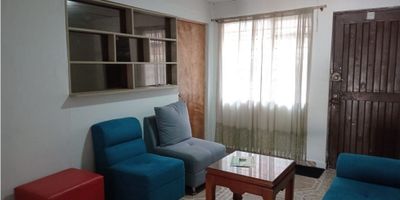 Amplia casa ubicada en una excelente zona central, rodeada de colegios, universidades y una vibrante área de comidas. Ideal para familias numerosas o inversionistas que busquen un espacio con gran potencial para negocio, como un hostal o una propiedad con renta independiente.

 Con posibilidad de independizar un apartaestudio.


 
  Nivel principal: Sala acogedora y garaje.
 
 
 Nivel - 1: Cocina funcional, comedor y una habitación con baño privado, perfecta como estudio o espacio independiente.
 
 
 Nivel - 2: Patio amplio con zona de lavandería y área de BBQ, ideal para reuniones familiares.
 
 
 Nivel - 3: Espacio adicional que puede convertirse en jardín o patio interior.
 
 
 Segundo nivel: Dos habitaciones luminosas y un baño con ventilación natural.
 
 
 Tercer nivel: Dos habitaciones, cada una con baño completo.
 
 
 Cuarto nivel: Dos habitaciones con una hermosa vista hacia la parte posterior de la casa.
 

