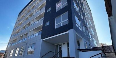 Se arrienda hermoso apartaestudio nuevo en Fusagasugá, Cundinamarca. El apartamento está semiamoblado y listo para mudarse, con lavadora, secadora, nevera, horno microondas, cama doble, sofá cama y mesa de comedor. El edificio ofrece excelentes zonas sociales como gimnasio, piscina, jacuzzi y un moderno espacio de coworking, ideales para disfrutar de bienestar, comodidad y productividad en un solo lugar. Una gran oportunidad para vivir con estilo en una ubicación tranquila y bien conectada