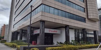 Local comercial en venta en Ciudad Salitre Occidental, Bogotá, Cundinamarca. Este inmueble de 1212 m² ofrece una excelente oportunidad para inversionistas, destacando por su contrato vigente con una entidad financiera. Dispone de 5 baños y cuenta con vigilancia, brindando un entorno seguro. Ubicado estratégicamente en la Calle 26, en una zona consolidada con 29 años de antigüedad, es ideal para negocios que buscan visibilidad y acceso. Para más información o para conocer este local, contáctenos a través de WhatsApp o las opciones para ver teléfonos.