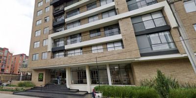 *CANON NO INCLUYE ADMINISTRACIÓN* 106,19 m2 más 14.5 metros de terraza privada con vista al parque infantil. 3 alcobas, 3 baños. Vidrios de aislamiento termoacustico en las 3 alcobas. Esquinero, exterior. Cuenta con estudio o cuarto de TV, cocina abierta a gas, zona de lavandería, dos parqueaderos en linea y cubiertos y deposito amplio. Punto de gas en la sala para chimenea a gas y en la terraza para BBQ. Le entra el sol en la mañana a la zona social, terraza, una de las alcobas secundarias y al estudio. Le entra el sol de la tarde a la alcoba principal. Segundo piso con altura de tercero ya que hay semisotano y doble altura en primer piso. Edificio con el mejor Club House del sector: turco y sauna, 2 lineas de bolos, cancha de squash, ludoteca infantil, salon de juegos con pingpong y billar, teatrino, gimnasio, parque infantil, circuito para trotar, terraza comunal 360 en el piso 20 con cancha de futbol 4, BBQ y Tepanyaki.
