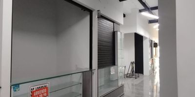Alberto Alvarez ofrece en arriendo un local comercial en un mall ubicado en el centro de Medellin. Este espacio es ideal para la venta y distribucion de tecnologia, o para una tienda del peluquero, entre otros negocios. Su ubicacion estrategica ofrece cercania a estaciones del metro y facilidad en transporte publico y vias de acceso. El local es nuevo, listo para estrenar y se puede acondicionar segun tus necesidades especificas. No pierdas esta oportunidad!