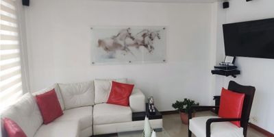¡Casa en Venta en La Enea, Manizales! ??

Disfruta de la tranquilidad y seguridad de vivir en conjunto cerrado, sin cuotas de administración, en una zona residencial con excelente ubicación. Ideal para familias que buscan comodidad y funcionalidad.

Distribución y Comodidades:
Esta casa esquinera de 114 m² cuenta con 3 habitaciones, 3 baños (incluyendo uno en la habitación principal), sala, comedor y una cocina abierta tipo americano que se integra perfectamente con las áreas sociales.

Detalles que Marcan la Diferencia:
Incluye garaje cubierto y posibilidad de parquear otro vehículo en el exterior, aprovechando mejor el espacio. Tiene zona de lavandería, pisos en cerámica y laminado, doble ventana, clósets, gas domiciliario y hasta chimenea para las noches frías.

Ubicación Estratégica:
Situada en una urbanización cerrada, con vigilancia y acceso pavimentado. Cerca de colegios, universidades y con fácil acceso para personas con movilidad reducida.

¡Una excelente oportunidad de inversión y calidad de vida en La Enea! Agenda tu visita y conoce tu nuevo hogar.


