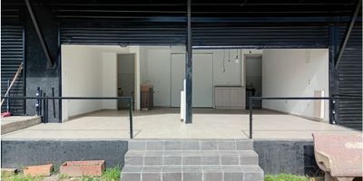 Se alquila local en excelente zona comercial en san antonio de pereira Rionegro, con gran flujo peatonal y excelente vista para los clientes, zona verde al frente, aceras tipo dek, dos baños con poceta, cocina tipo integral y meson
