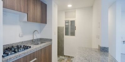 Cali, Valle del Lili. Vendo apartamento para estrenar en el Conjunto Belaterra Aquaris. Apartamento totalmente terminado, ubicado en cuarto piso con ascensor y vista hacia el exterior. Consta de ámplio balcón, sala-comedor, cocina americana con mesón en mármol, piso de la cocina en porcelanato italiano, zona de oficios con lavadero y conexión para la lavadora, dos baños con división en cristal, dos habitaciones y espacio para una tercera habitación o estudio y un espacio adicional para biblioteca o escritorio. Habitación auxiliar con closet y habitación principal con vestier. Acabados de alta calidad, parqueadero propio en sótano. El conjunto tiene portería 24/7, parqueadero externo para visitantes, piscina para adultos y niños, salón social, cancha múltiple, parque de juegos infantiles. 
Es un sector muy tranquilo y con fácial acceso a la autopista Ciudad de Cali, la Policlínica, la autopista Simón Bolivar.