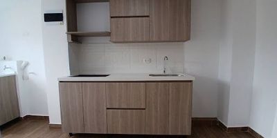 Descubre este acogedor apartamento en arriendo, ubicado en Rionegro, en una zona tranquila y rodeada de naturaleza, ideal para quienes buscan privacidad y confort. Con 48 m, ofrece una excelente distribución: dos habitaciones, dos baños, cocina integral, sala-comedor iluminada y un parqueadero. Sus espacios cálidos y funcionales lo convierten en el hogar perfecto para parejas o pequeñas familias. Ubicado en un conjunto residencial seguro, con vigilancia 24 horas, disfrutarás de tranquilidad