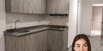 ¡Amplio y Cómodo Apartamento en Junín, Sur de Cali!  Dirección Calle 12  23C - 48, Apto. 302  Barrio Junín, Sur de Cali. COD. 2008. ¿Buscas el espacio perfecto para tu familia? Descubre este excelente apartamento con 3 alcobas todas con clóset y 2 baños completos, ideal para tu confort. Disfruta de una sala-comedor amplia, cocina semintegral a gas y zona de oficios. Su ubicación es inmejorable, cerca de vías principales, colegios, universidades, supermercados y centros comerciales. ¡Todo lo que necesitas al alcance de tu mano! ¡Alquílalo por solo $1.350.000! No pierdas esta oportunidad de vivir en una zona estratégica con todas las comodidades. ¡Contáctanos y agenda tu visita hoy mismo!  Teléfonos 602 8960448, 3157063580, 3157060487