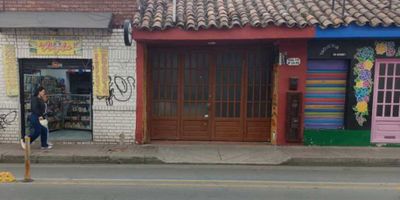 Local en alquiler ubicado en la ciudad de Funza, Cundinamarca, una de las zonas con mayor crecimiento y desarrollo económico en Colombia. Este inmueble cuenta con un área de 200 m2, distribuidos en un área construida y privada de la misma medida, lo que lo convierte en un espacio amplio y versátil para cualquier tipo de negocio. Con una distribución de 2 baños completos, este local es ideal para ser utilizado como oficina o comercio, brindando comodidad y privacidad a sus ocupantes. Además, cuenta con un moderno baño auxiliar y está completamente reformado, con un diseño contemporáneo que se adapta a las últimas tendencias del mercado. Al ingresar al inmueble, te sorprenderá el suelo de cerámica o mármol, que le da un toque elegante y sofisticado al espacio, además de ser fácil de limpiar y mantener en perfecto estado. La zona de lavandería es otro de los beneficios que ofrece este local, permitiendo una mayor comodidad y funcionalidad en el día a día. Desde su interior podrás disfrutar de una vista panorámica que te conectará con el entorno y brindará una sensación de tranquilidad y armonía. Entre sus características externas, se destacan su acceso para discapacitados y el pavimento de sus alrededores, lo que facilita la llegada de clientes o proveedores. Su ubicación privilegiada cuenta con centros comerciales y zonas urbanas cercanas, lo que le otorga un alto potencial de clientela y tráfico de personas. Además, en sus alrededores podrás encontrar oficinas de negocios, parqueaderos para visitantes, parques, zonas de recreación y espacios verdes que promueven un estilo de vida saludable. La portería y recepción del local garantizan la seguridad y control de acceso, brindando tranquilidad tanto para los trabajadores como para los clientes. Asimismo, su cercanía al transporte público facilita el desplazamiento y la movilidad en la ciudad. Funza es una ciudad en constante crecimiento y expansión, caracterizada por su importante of