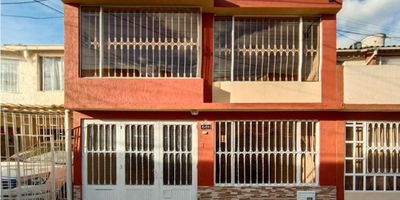  SE VENDE HERMOSA CASA EN MOSQUERA, departamento de Cundinamarca! Con una ubicación perfecta, esta propiedad cuenta con un área de terreno de 66m2, una amplia construcción de 124m2  Definitivamente es un lugar ideal para llamar hogar en una zona tranquila y segura Esta casa cuenta con 4 amplias alcobas que ofrecen mucho espacio y comodidad para ti y tu familia. También tiene 2 baños, ideales para evitar largas filas durante las mañanas ocupadas. ¡Y no olvidemos el garaje incluido, perfecto para mantener tu vehículo seguro y protegido de las inclemencias del tiempo, Además, esta propiedad es perfecta para los amantes de las mascotas! Con la admisión de mascotas permitida, no tendrás que preocuparte por dejar a tu fiel compañero atrás al mudarte a tu nuevo hogar. Y para tu comodidad, cuenta con armarios empotrados en todas las habitaciones, para permitirte mantener tus pertenencias ordenadas y organizadas.cuenta con un baño auxiliar, ideal para invitados o para cuando la familia viene a visitar. ¿Eres un gran lector o necesitas un espacio de estudio en casa? ¡No hay problema! Esta propiedad cuenta con una biblioteca/estudio que puede ser utilizada de acuerdo a tus necesidades.La amplia cocina integral es perfecta para aquellos que aman cocinar y pasar tiempo en la cocina. Además, cuenta con una doble ventana que permite una excelente ventilación y entrada de luz natural. También tiene un área de lavandería, lo que hace que las tareas del hogar sean más fáciles y convenientes.

Otras características internas incluyen la electricidad y una puerta de seguridad para brindarte tranquilidad y seguridad en tu hogar. Además, esta propiedad tiene el beneficio adicional de tener instalado el servicio de cable para que puedas disfrutar de tus programas favoritos sin problemas.

Si bien esta casa es perfecta por dentro, ¡también tiene excelentes características externas! Con acceso pavimentado, podrás llegar a tu hogar sin preocuparte por caminos en