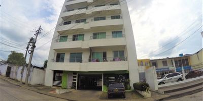 Apto de 68 metros cuadrados  sexto piso con ascensor, un garaje. Balcón en la zona Social con vista hacia al Primer Puente sobre el Rio Sinú. A tan solo 4 cuadras del PARQUE LONGITUDINAL LA RONDA DEL SINÚ . Dos habitaciones, dos baños completos.  . Ubicado en la zona central de la ciudad próximo a la Alcaldía , Gobernación, Juzgados, Centros Médicos, Catedral, Notarías, Supermercados, Fiscalía. Centros Comerciales. Restaurantes, Colegios, Centros Universitarios y Tecnológicos. Estrato 3 .Esta propiedad es una oportunidad única para vivir con estilo en un lugar exclusivo. Agenda tu visita y descubre todo lo que tiene para ofrecer.