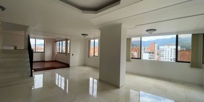 Amplio apartamento duplex en el exclusivo sector de Laureles, ubicado en un piso 14 con espectacular vista panoramica. El edificio ofrece vigilancia 24 horas, piscina, gimnasio y demas comodidades. Cuenta con 4 alcobas, alcoba de servicio y 2 parqueaderos cubiertos. A pocos pasos del segundo parque de Laureles, rodeado de restaurantes, comercio y con excelentes rutas de transporte. Contactanos y agenda tu cita!