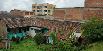 ¡Casa Lote en Venta en el Centro de Villamaría! ??

Una excelente oportunidad de inversión en una zona estratégica y de alta valorización. Esta propiedad combina el encanto de una vivienda tradicional con el gran potencial de un lote amplio en plena zona urbana.

Espacio y Naturaleza:
Ubicada sobre vía principal, esta casa en construcción mixta cuenta con 768 m² de terreno y 70 m² construidos. Dispone de 3 habitaciones, 1 baño, piso en madera y baño auxiliar.

Ideal para Desarrollar tu Proyecto:
El amplio lote incluye zonas verdes y árboles frutales de guayaba, guayaba peruana, mandarina, limón y níspero, ofreciendo un ambiente natural y agradable en medio de la ciudad.

Ubicación Privilegiada:
En el centro de Villamaría, cerca de parques, comercio, transporte público y todo lo que necesitas para vivir o invertir con proyección.

¡Haz realidad tu proyecto en este amplio lote con gran potencial! Contáctanos para más información y agenda tu visita.


 
