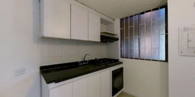Vive cerca de todo en un espacio que te lo da todo
Este apartamento de 56 m², ubicado en un segundo piso con vista exterior, es una excelente opción si buscas ubicación estratégica, espacios funcionales y un entorno residencial tranquilo.

Cuenta con 2 habitaciones, cada una con muy buen aprovechamiento de espacio, 2 baños completos que ofrecen comodidad para el día a día, una zona social iluminada y acogedora, cocina integral con área de lavandería y acabados prácticos como piso laminado en habitaciones y zona social, y cerámica en cocina y baños.

El conjunto brinda salón comunal para tus reuniones y vigilancia 24/7 para mayor tranquilidad.

A pocos pasos de todo lo que necesitas:
Centro Comercial Plaza de Las Américas, tiendas D1 y Ara, colegios como Mi Patria, paraderos del SITP y acceso directo por la Av. 68 y la Calle 21A Sur.

Un espacio cómodo, bien ubicado y con todo lo necesario para vivir o invertir con tranquilidad.
Agenda tu visita y descubre tu próximo hogar.
