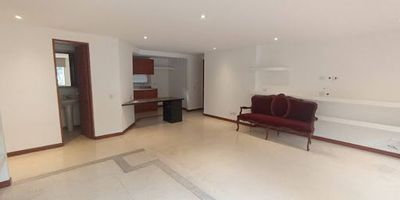 Cómodo y luminoso apartamento de 80 m², ubicado cerca del Primer Parque de Laureles. Cuenta con dos habitaciones: la principal con clóset, baño privado y balcón; la auxiliar también con clóset. Además, dispone de alcoba y baño de servicio, baño social, cocina abierta, sala-comedor y un amplio balcón con excelente iluminación natural. La unidad residencial ofrece portería y parqueadero cubierto, en una zona tranquila y de fácil acceso a transporte y servicios.