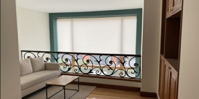 Vive en una de las zonas mas exclusivas de Usaquen. Este amplio apartamento duplex de  en Bosque de Pinos I ofrece 3 habitaciones, 5 baños, sala, comedor, cocina, cuarto de servicio, terraza privada, estar de alcobas y 2 parqueaderos. Con excelente iluminacion, espacios generosos y acabados clásicos, es ideal para quienes buscan confort y privacidad en un entorno residencial rodeado de naturaleza.