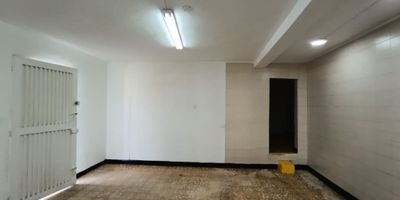 Local comercial, con 40 M², consta de salón general y baño, puerta persiana.