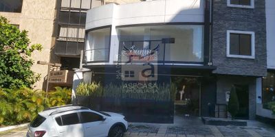 excelente espacio de aprox 35 m2,  dos oficinas dos baños, salon y cafeteria, ubicado en un segundo piso de una casa comercial via a la unab por la carrera 39, adelante del centro comercial la quinta, muy buenos acabados