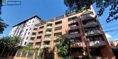 Apartamento para arrendamiento de 91 metros cuadrados de área construida aproximada, cuenta con cocina integral abierta con barra americana, parqueadero cubierto sencillo amplio y cuarto útil. En edificio frente al Parque La Bailarina,  a dos cuadras de la 10, cerca al Éxito del Poblado, a la Estación Poblado del Sistema Metro, con fácil acceso a transporte público