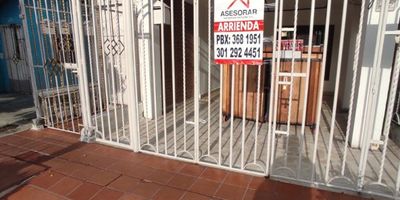 En la ciudad de Barranquilla se encuentra esta encantadora casa de 3 habitaciones , 2 baños y cuarto de servicio, con un total de 70 metros cuadrados de espacio habitable. Cada rincón de esta propiedad ha sido cuidadosamente pensado para brindar comodidad y estilo. El amplio parqueadero ofrece conveniencia para los residentes y visitantes. Con una ubicación privilegiada y una distribución inteligente, esta casa es el lugar perfecto para crear nuevos recuerdos y disfrutar de la vida en un entorno acogedor y familiar. ¡Bienvenido a tu nuevo hogar!.