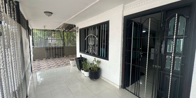 Casa esquinera amplia en sus espacios, de dos pisos, en el primero encuentras la terraza y un espacio para parqueo de dos carros bajo techo, ante sala, sala y comedor, cocina integral, patio y baño social 
segundo piso tres habitaciones la principal con un amplio walking Closet y baño privado, otro baño para las otras dos habitaciones, cada habitación con su closet y cuarto de estudio. Es la oportunidad de tener tu linda casa amplia, segura, y en excelente estado. Cerca al polideportivo los robles