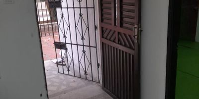 APARTAMENTO EN ARRIENDO EN EL SECTOR DE LOS ANDES 
EXCELENTE UBICACION 
AREA  235 MTS 
5 HABITACIONES , 1 BAÑOS , COCINA , COMEDOR , SALA , ZONA DE LABORES , GARAJE 
VALOR DE ARRIENDO  2350.000
