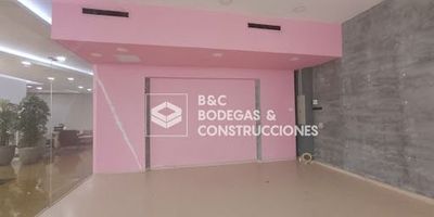 Local en Premium Plaza,segundo piso, esquinero, fachada toda en vidrio, pisos ceramica, buena altura, disponible para arriendo y venta