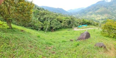 Se vende lote en la Vereda Isaza, sector Centro, en Barbosa, Antioquia. Ubicado en la Parcelación La Anita, este terreno de 2087 m² cuenta con acceso directo a la vía y vigilancia. Ideal para desarrollar su proyecto en una zona tranquila y con buenas conexiones. El precio de venta es de $190.000.000. Para más detalles, contacte a través de las opciones de whatsapp, quiero que me contacten o ver telefonos.