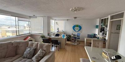 Descubre el potencial de este amplio apartamento exterior en el corazón de Pereira. Sexto piso, 153m, 3 habitaciones, family room, generosa zona social, cocina independiente, zona de ropas y alcoba de servicio. Ideal para renovar con estilo. Incluye parqueadero. MARCELA BOJACA 