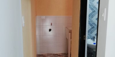 Edificio en el Barrio Colon  cuenta con papeles como Edificio de 3 Pisos : Primer Piso  casa que se encuentra alquilada ( $ 750.000.oo) y apartaestudio se cambio cañerias. 2do y 3er Piso cada  uno tiene un Apartamento y un Apartaestudio. Los Apartamentos tienen dos habitaciones area de 48 m2 alquilados  ( $ 550.000.oo)  y los Apartaestudios tienen una habitacion area de 45 m2. En ambos pisos hay espacio para construir mas Apartaestudios. Propiedad Ubicada cerca a la Pasoancho.

Documentos al dia.
