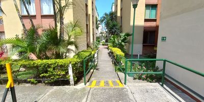 Apartamento Original en buen estado. Quinto Piso Buena iluminacion, Fresco, Sala - comedor, 3 Habitaciones principal con baño, Baño social, Cocina Sencilla, zona de Oficios. La Unidad cuenta con Porteria, Vigilancia 24/7, area Social, Zonas Verdes, Juegos Infantiles, Canchas Deportivas, Parqueadero Comunitario. Cerca a avenidas Principales, Centros Comerciales etc.
