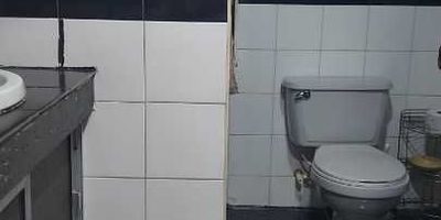 Casa en Nor - Occidente sector de Libertadores , bien ubicada 4 Habitaciones , 2 baños, Sala ,Comedor independiente , Patio techado ,  Garage , Zona de Oficios , 2 plantas , Cerca del centro , Colegios ,Parque , Supermercados , Sector residencial 

 $300.000. 000 millones negociables
