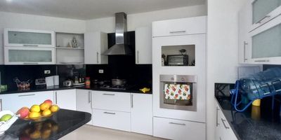 Ubicado en una de las zonas más exclusivas de Cali, en el hermoso Valle del Cauca, se encuentra este apartamento de ensueño que te ofrece la oportunidad de vivir en un lugar rodeado de tranquilidad y naturaleza.

Su amplia área privada de 207.85 metros cuadrados te brinda todo el espacio que necesitas para crear el hogar de tus sueños. Con todo el confort de sus acabdos, podrás disfrutar de la comodidad y privacidad que te mereces. Además, cuenta con 2 estudios y 3 garajes, para que puedas tener tu propio espacio para cada uno de tus vehículos.

Al entrar a este lujoso apartamento, serás recibido por un impresionante balcón con una vista panorámica que te dejará sin aliento. En su interior, encontrarás una gran cantidad de comodidades como baño auxiliar, baño en la habitación principal con jacuzzi, clósets y una moderna cocina tipo americano, perfecta para los amantes de la cocina.

Aparte de sus increíbles características internas, este inmueble cuenta con una serie de amenidades externas que te harán sentir como si estuvieras en un verdadero oasis. Con una amplia área social, podrás compartir momentos especiales con tus seres queridos. Además, cuenta con ascensor para mayor comodidad, piscina para disfrutar de un refrescante baño en los días calurosos, y una urbanización cerrada con zonas verdes que te permitirá estar en contacto con la naturaleza.

Por si fuera poco, su inmejorable ubicación en una zona campestre te hará sentir alejado del caos de la ciudad, pero a la vez cerca de todo lo que necesitas. No pierdas la oportunidad de vivir en este paraíso en la tierra, contáctanos y sé dueño de tu propio trozo de cielo en Cali.
