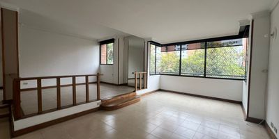  Apartamento en arriendo en unidad cerrada ubicada en sector residencial, entorno tranquilo y de poco flujo vehicular, con fácil acceso a vías principales, rutas de transporte público, cerca a parques, restaurantes y gran variedad de servicios complementarios de la zona. Cuenta con piso en cerámica, sala comedor, estudio, 2 alcobas con vestier y baño en la principal, baño social, cocina integral abierta tipo americano, zona de ropas, balcón y parqueadero independiene cubierto . El conjunto cuenta además con ascensor, citofonía y portería 12 horas.Inmuebles sujetos a verificación de disponibilidad