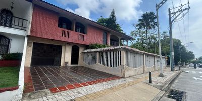 Gran Casa Lote en El Golf, ubicada en esquina sobre calle 79 cercana a Parroquia La Sagrada Eucaristía, Parque Rosado y El Golf, CE Las Américas y mucho mas.

Propiedad ubicada en esquina con amplia terraza y zona para jardín, acceso garaje, espacio de sala, comedor, cocina, zona de labores en patio, estudio, 3 alcobas amplias y 4 baños.

Uso del suelo Residencial, permitiendo actividad de vivienda Multifamiliar tipo local hasta regional.

Contáctanos