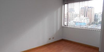 Excelente oficina de 32 m² con dos espacios de trabajo, baño privado y pisos de madera que aportan calidez y estilo. Cuenta con puerta de seguridad, cocineta, aire acondicionado, planta eléctrica y cableado estructurado, ofreciendo un ambiente cómodo, seguro y funcional. Además, incluye un garaje privado (#67) y estacionamiento para visitantes. Ubicada en un edificio de 10 pisos, esta oficina está estratégicamente situada cerca de vías principales y zonas comerciales, ideal para profesionales que buscan un espacio bien equipado y de fácil acceso.