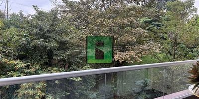 Bemsa propiedad raíz ofrece apartamento amplio en envigado, cómodas vías de acceso y fáciles rutas de transporte. Él apartamento cuenta con 3 alcobas, 2 baños, salón comedor, balcón, parqueadero privado y cuarto útil. Para mas información ponte en contacto al numero 3238143160 con Julián Vásquez